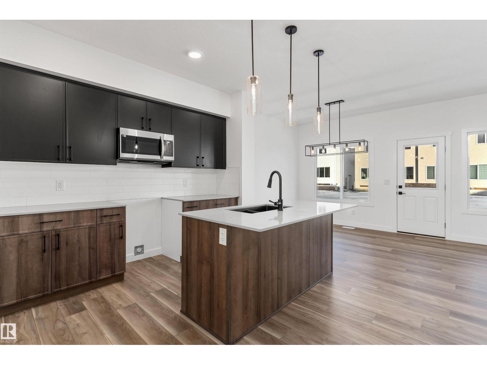 920 18 AV NW
