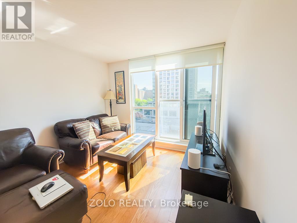 817 - 320 RICHMOND STREET E