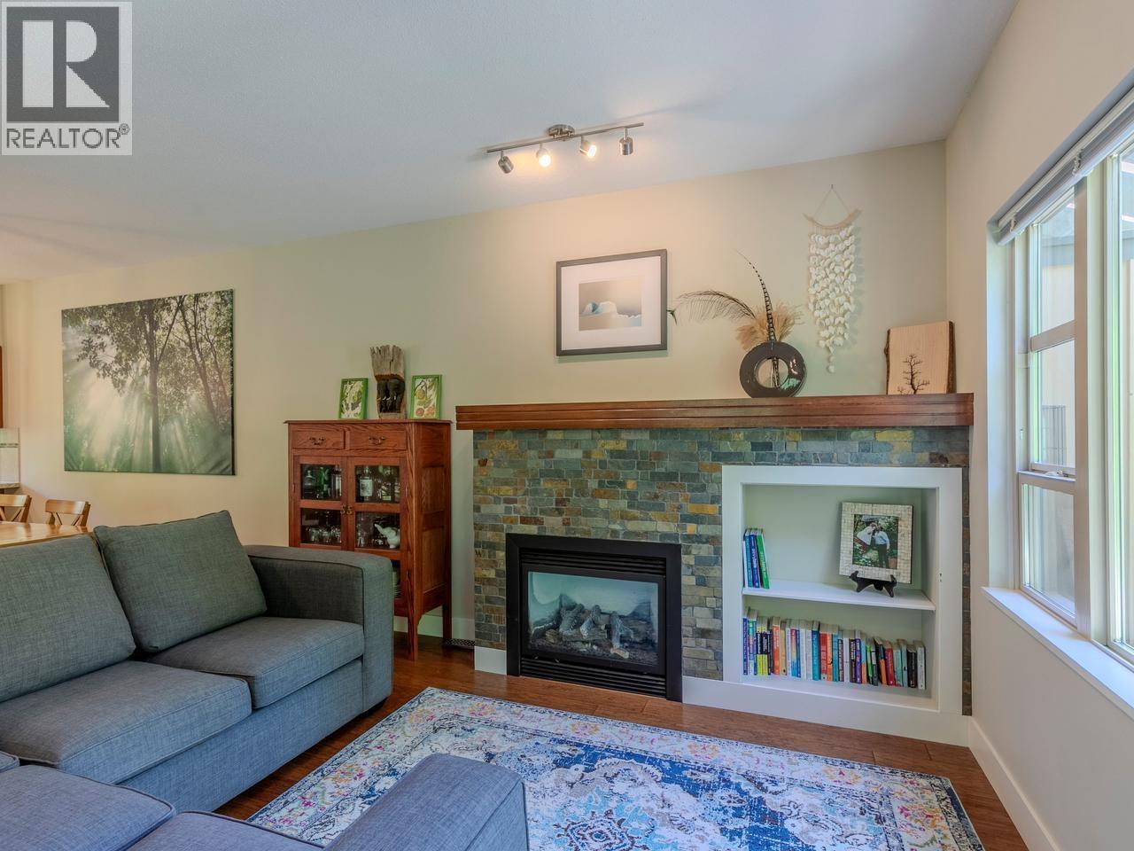 1162 VILLAGE GREEN WAY