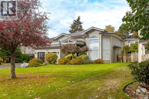 812 Dalewood Lane Saanich BC V8X5G6
