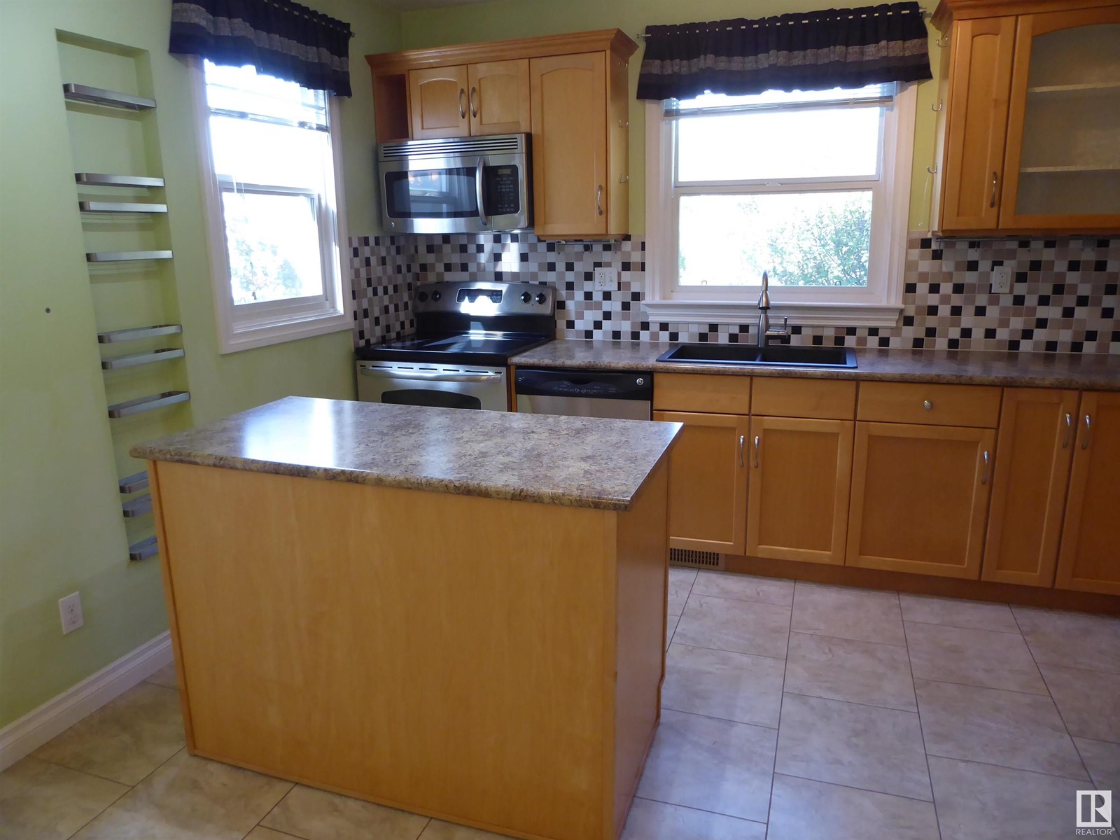 9731 71 AV NW NW