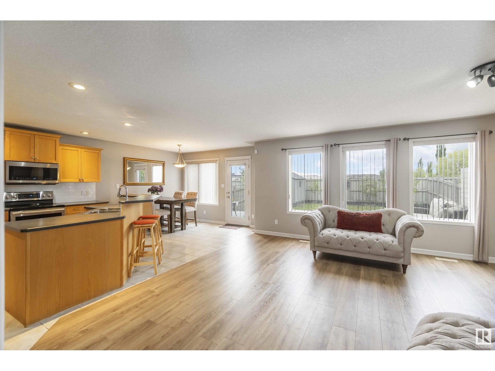 209 MACEWAN RD SW