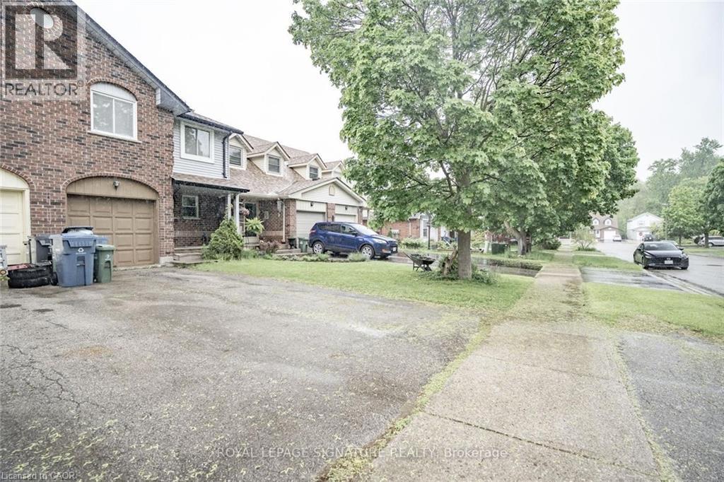 78 GRANDRIDGE Crescent