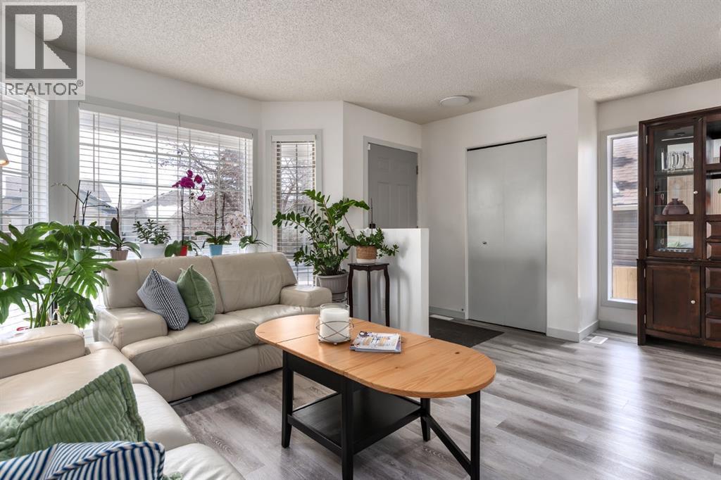 303 Coventry Close NE