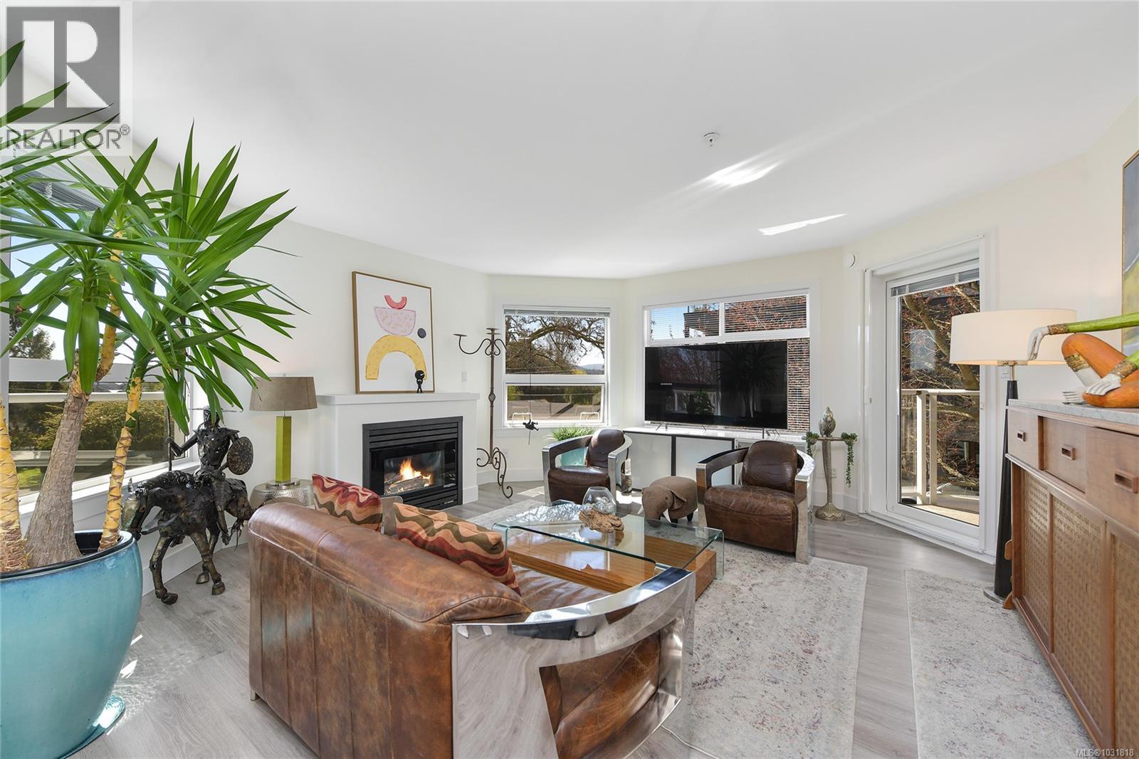 203 2440 Oakville Ave