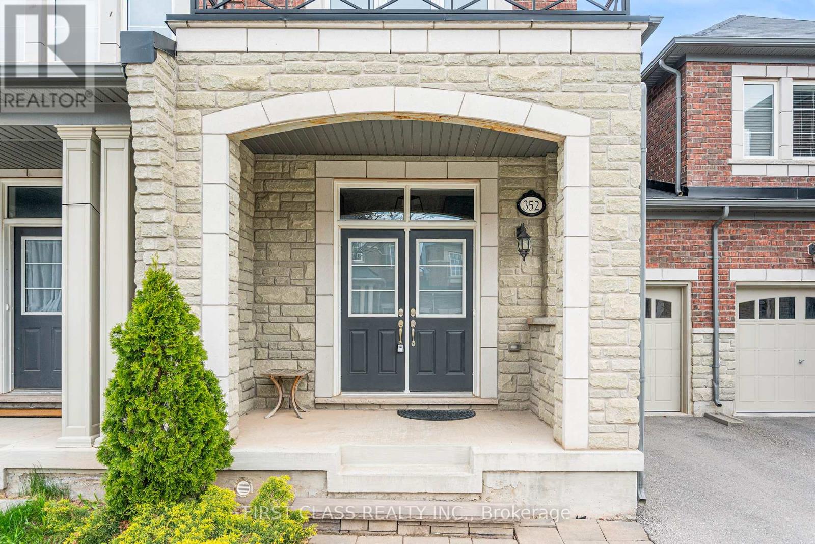352 LEADWOOD GATE
