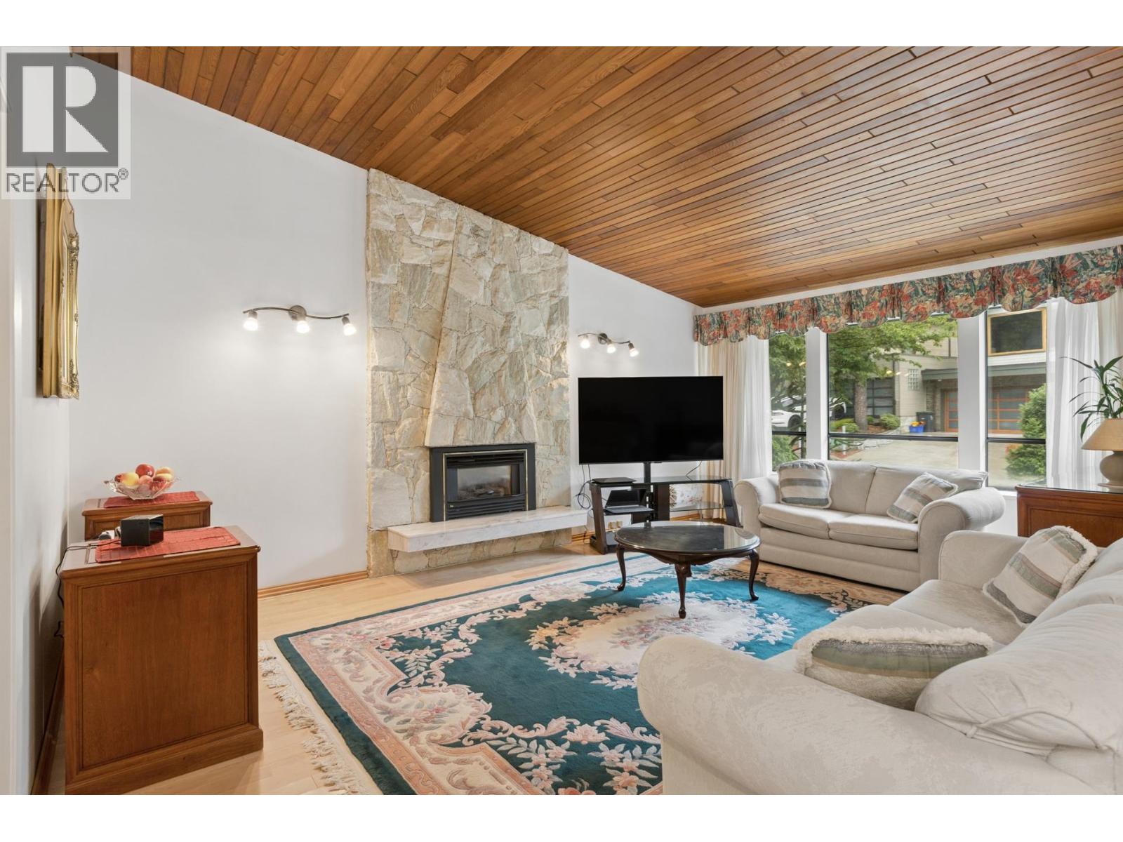 5609 WHITE PINE LANE