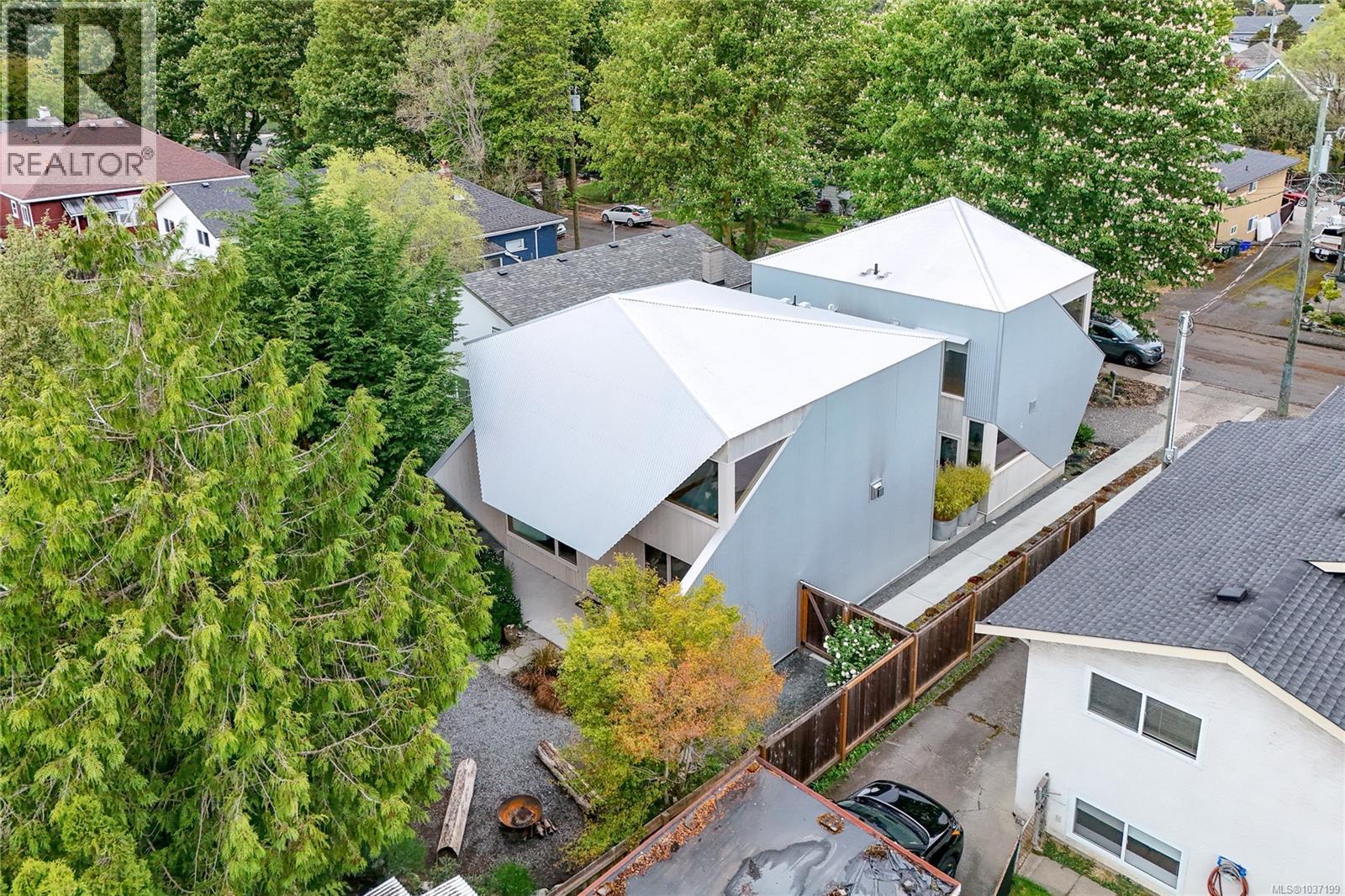 1427 Walnut St