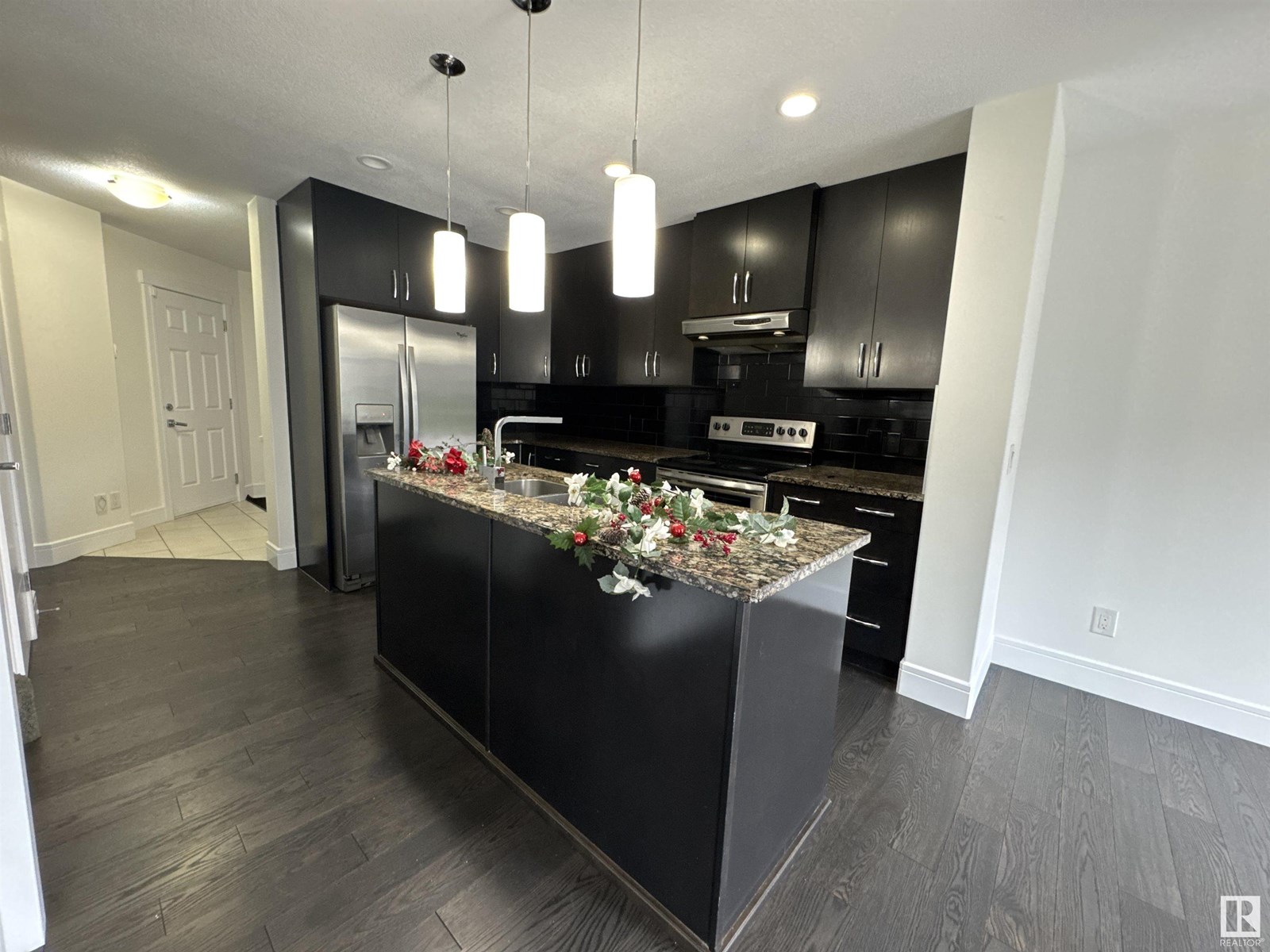 611 40 AV NW