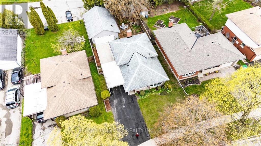 18 QUEENSTON CRESCENT