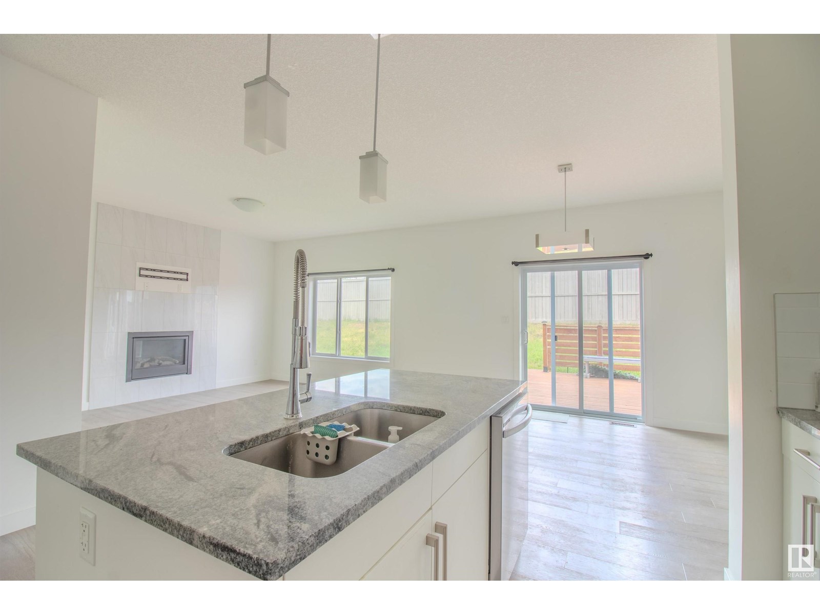 1124 152 AV NW