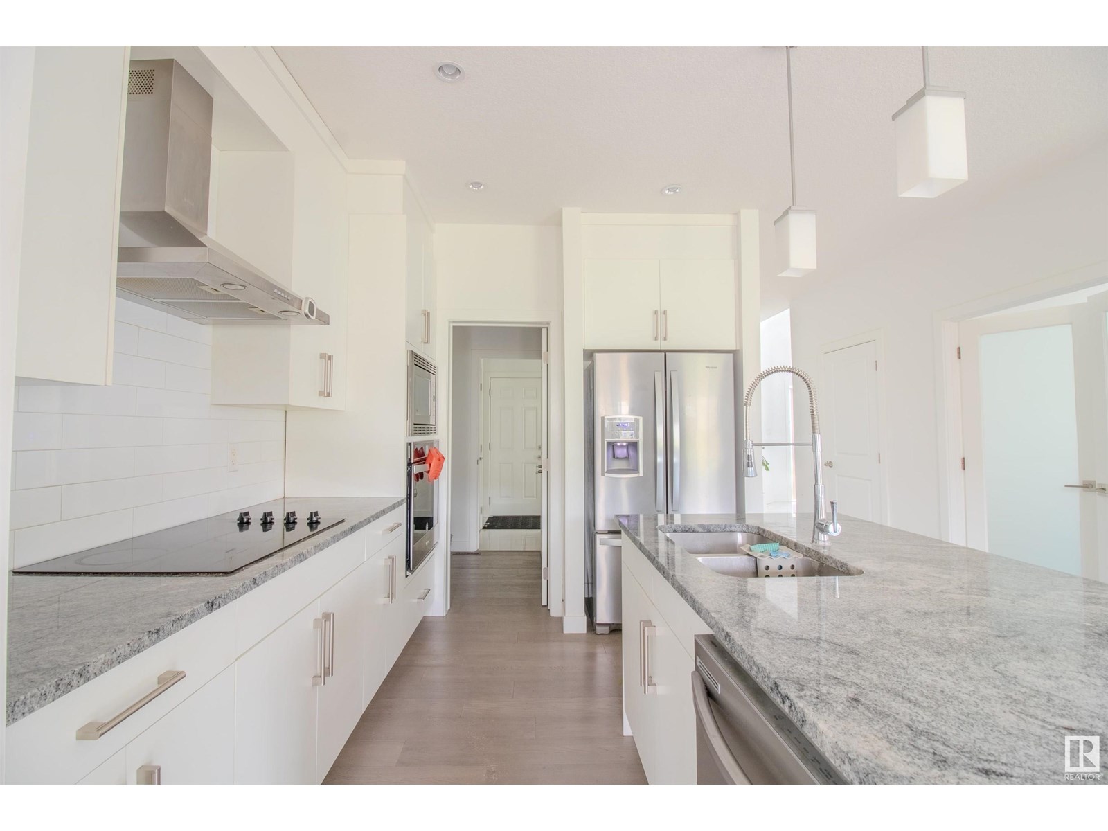 1124 152 AV NW