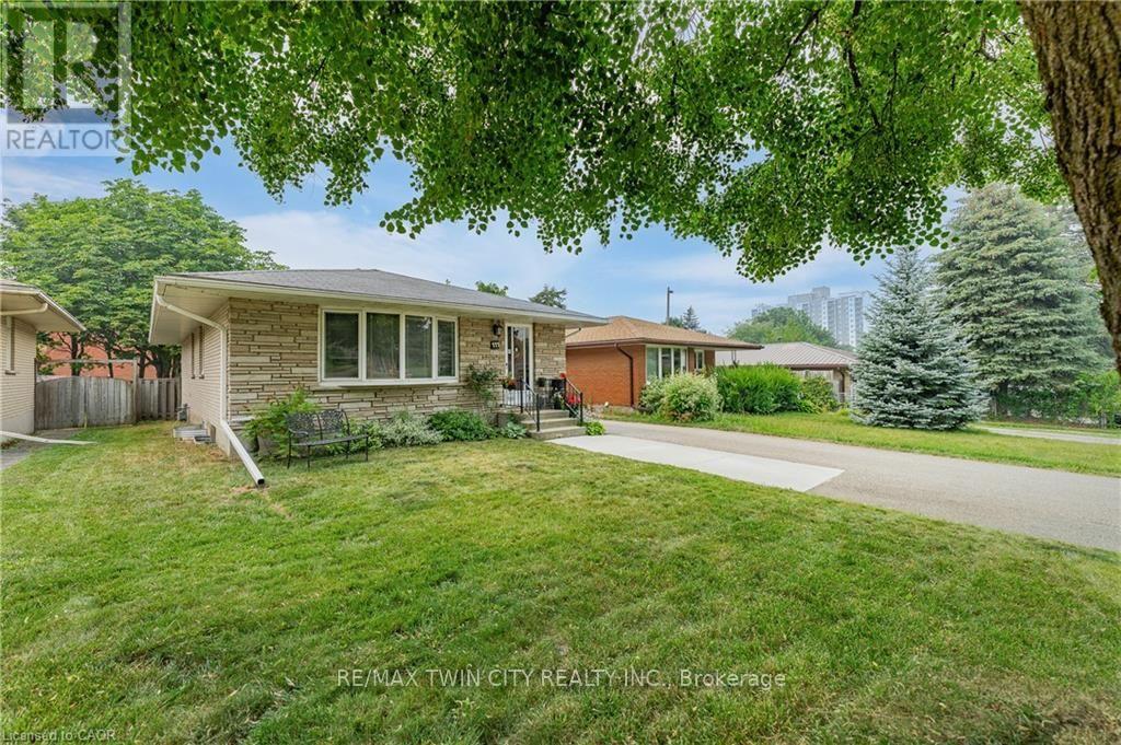 111 KIMBERLY CRESCENT