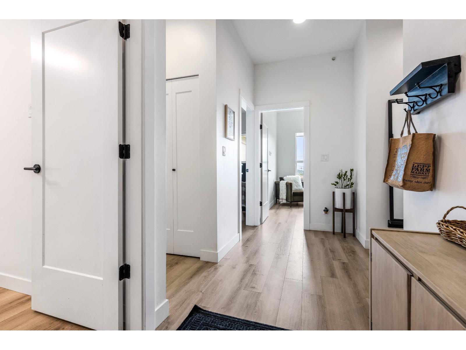 519 2493 MONTROSE AVENUE