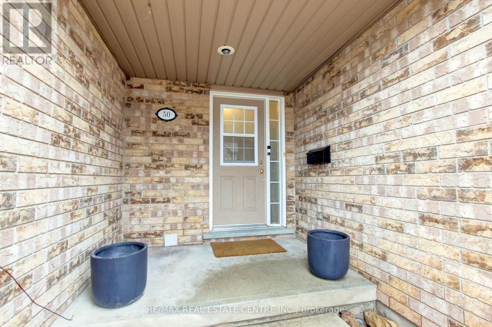 50 - 31 SCHRODER CRESCENT