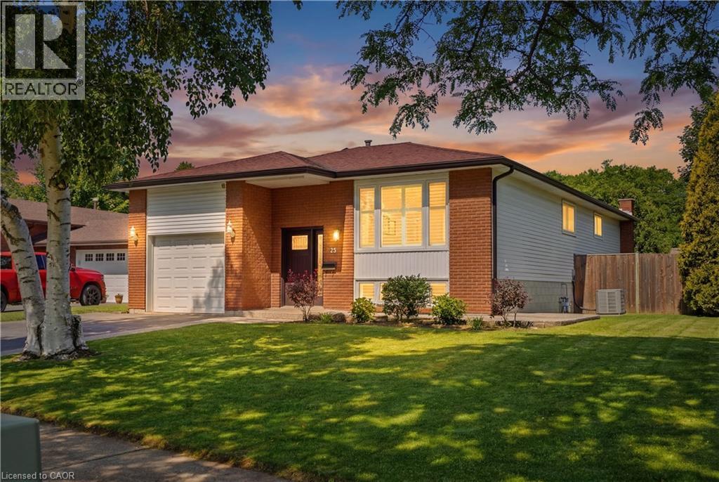 Photo 1 of 40 — 33 DEBORA Drive, Grimsby, ON L3M4J1