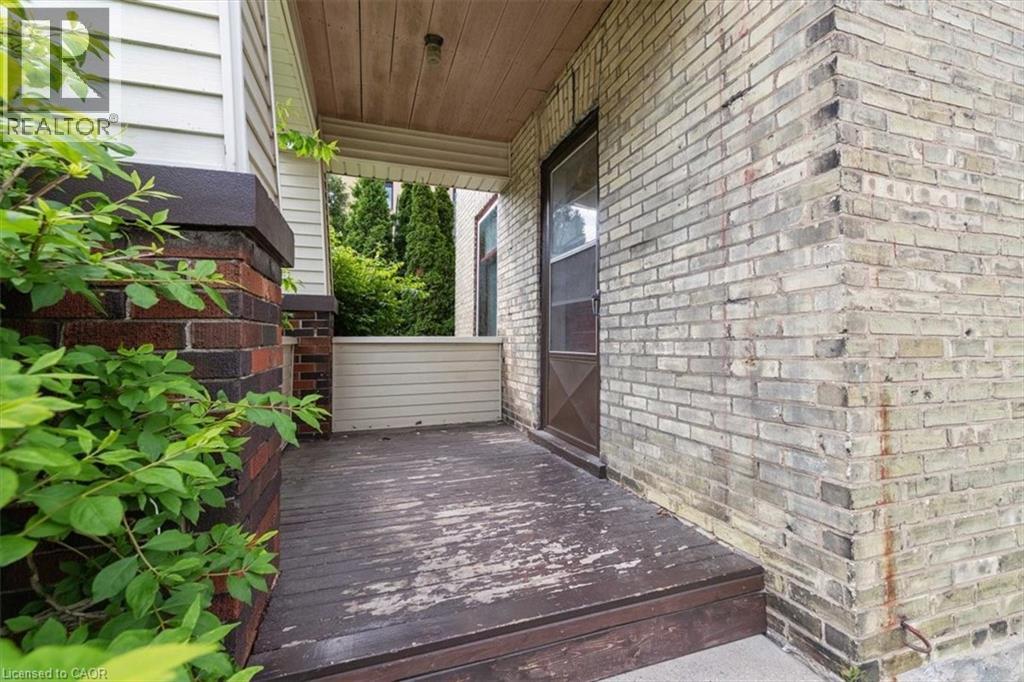 427 DUKE Street W