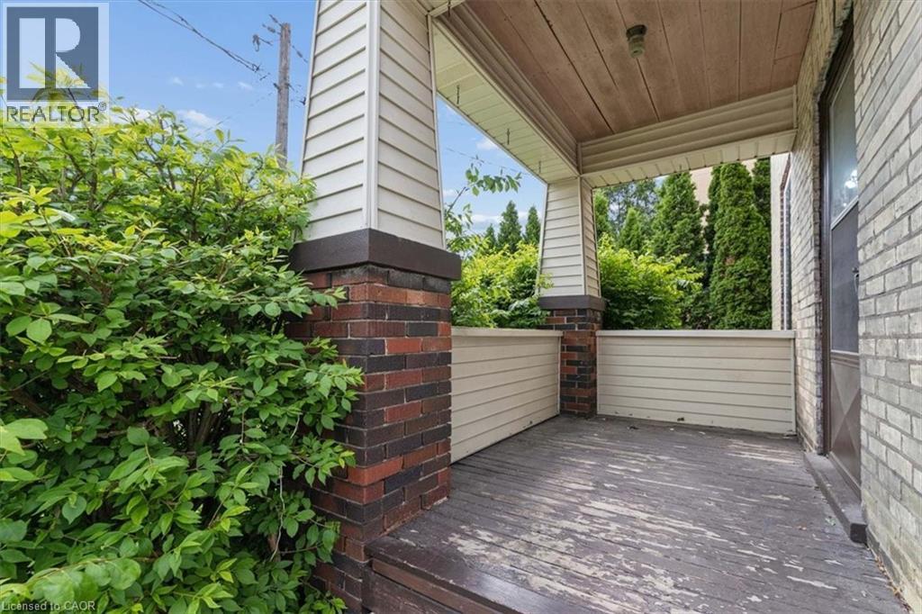 427 DUKE Street W