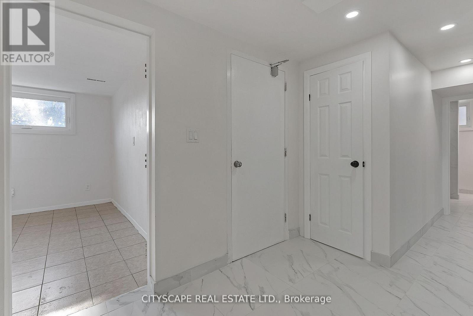 LOWER - 2724 LAKE SHORE BOULEVARD W