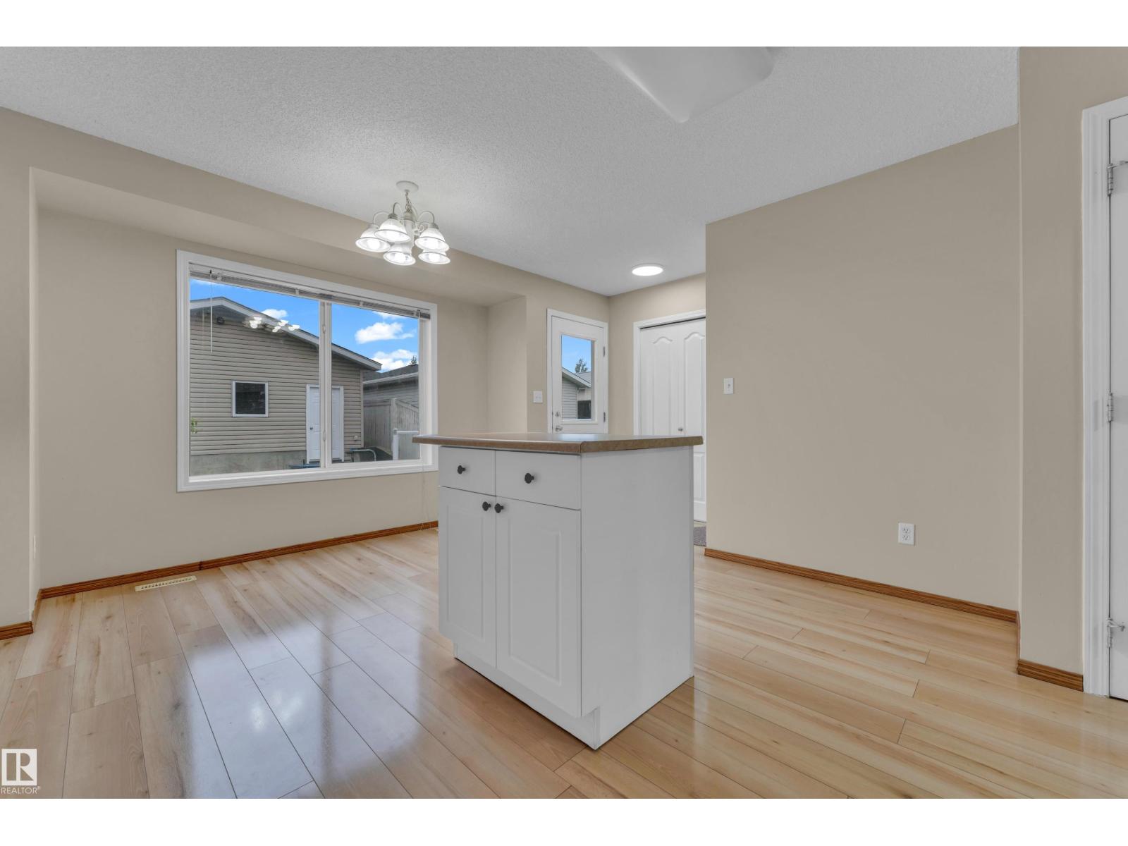 3134 30 AV NW NW