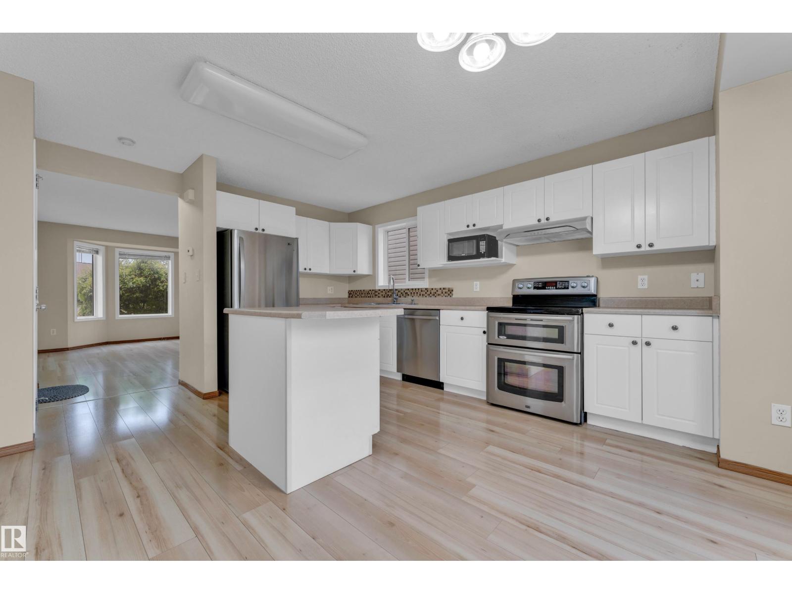3134 30 AV NW NW