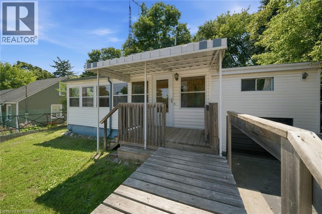 42 DUNDAS Street E