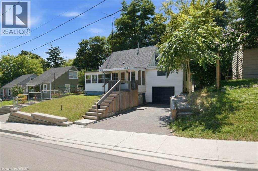 42 DUNDAS Street E