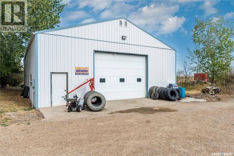 901 Connaught AVENUE Limerick SK S0H2P0