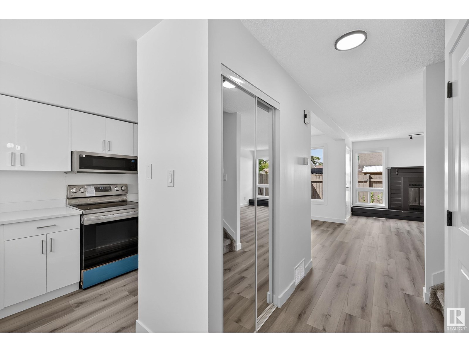 17136 100 ST NW