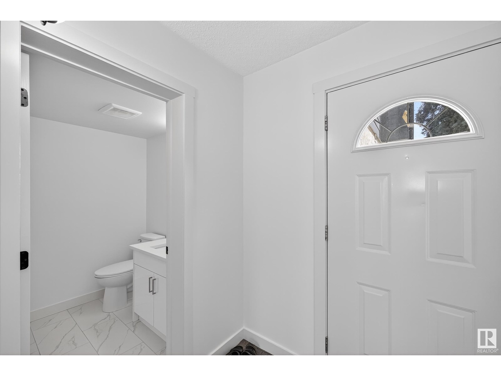 17136 100 ST NW