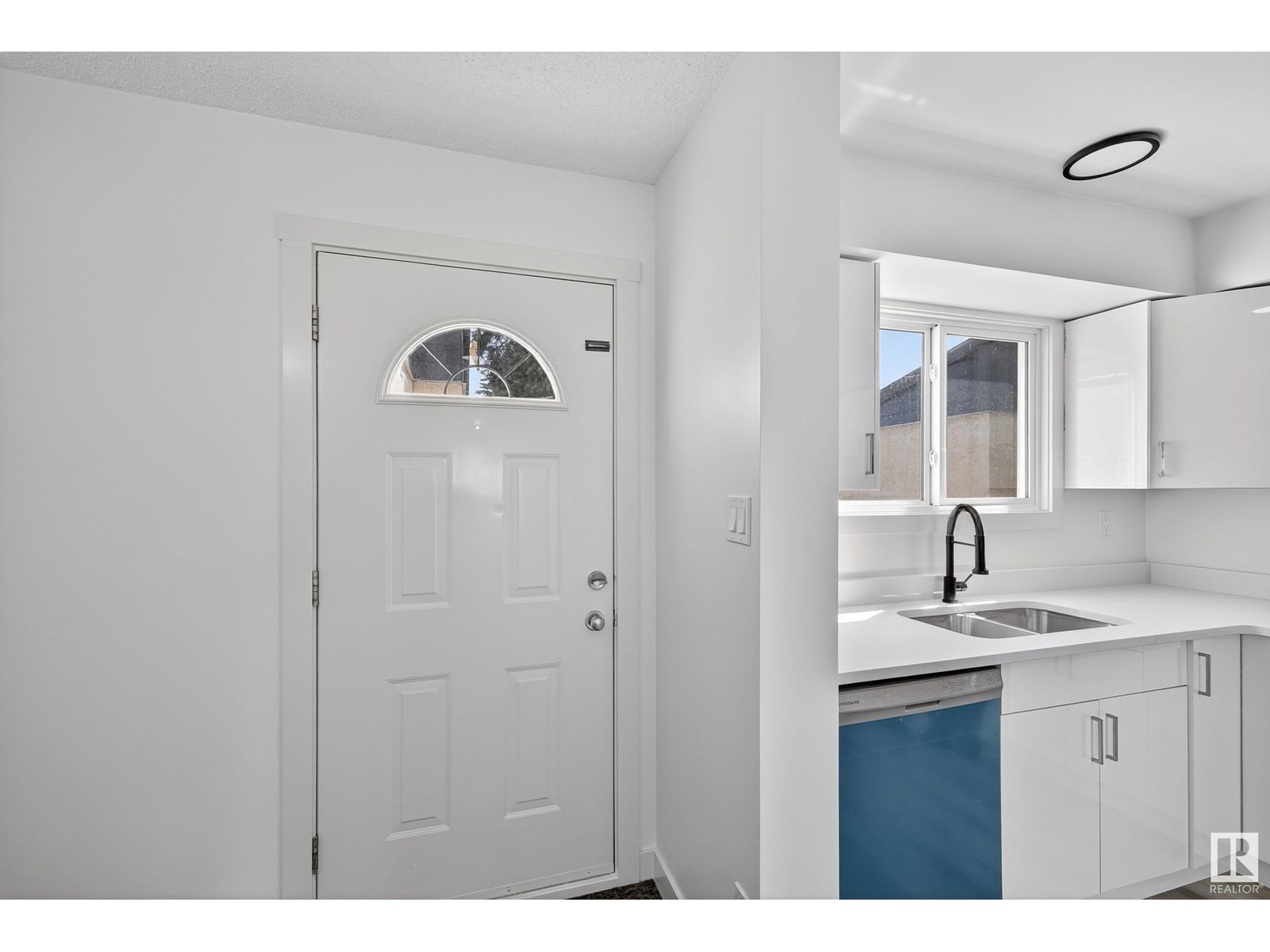 17136 100 ST NW