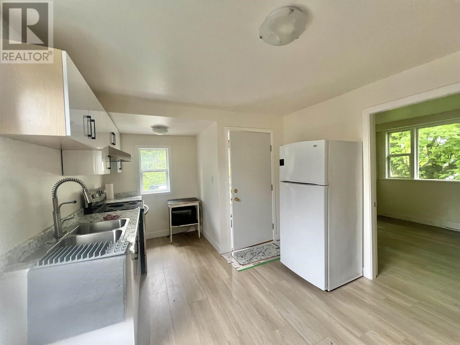 524-526 E 8TH AVENUE