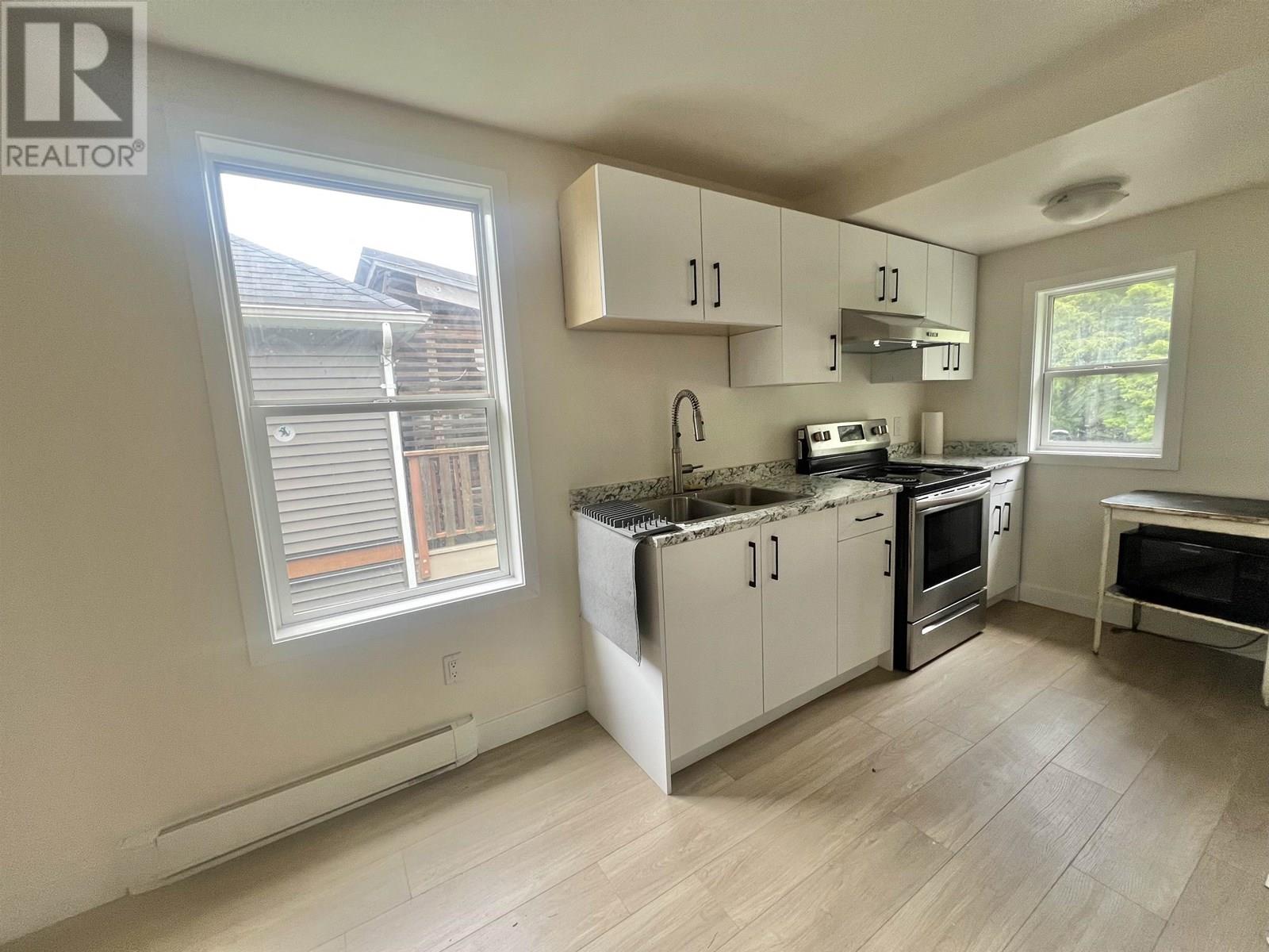 524-526 E 8TH AVENUE