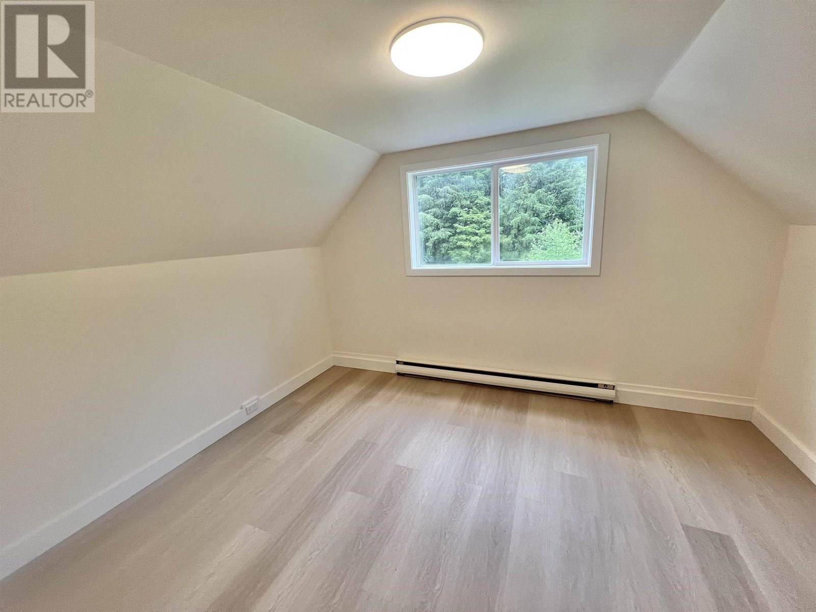 524-526 E 8TH AVENUE