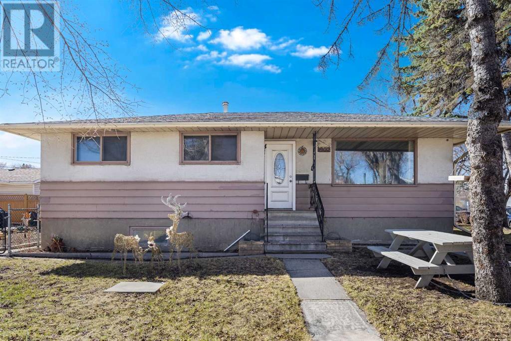1902 Ash Crescent SE