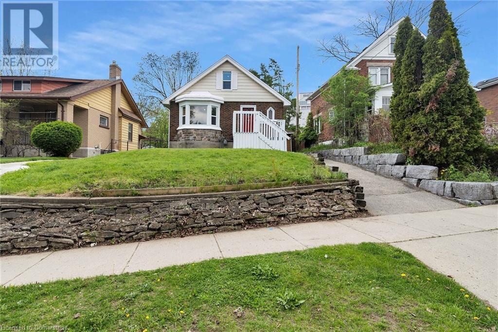 11 SPADINA Road E