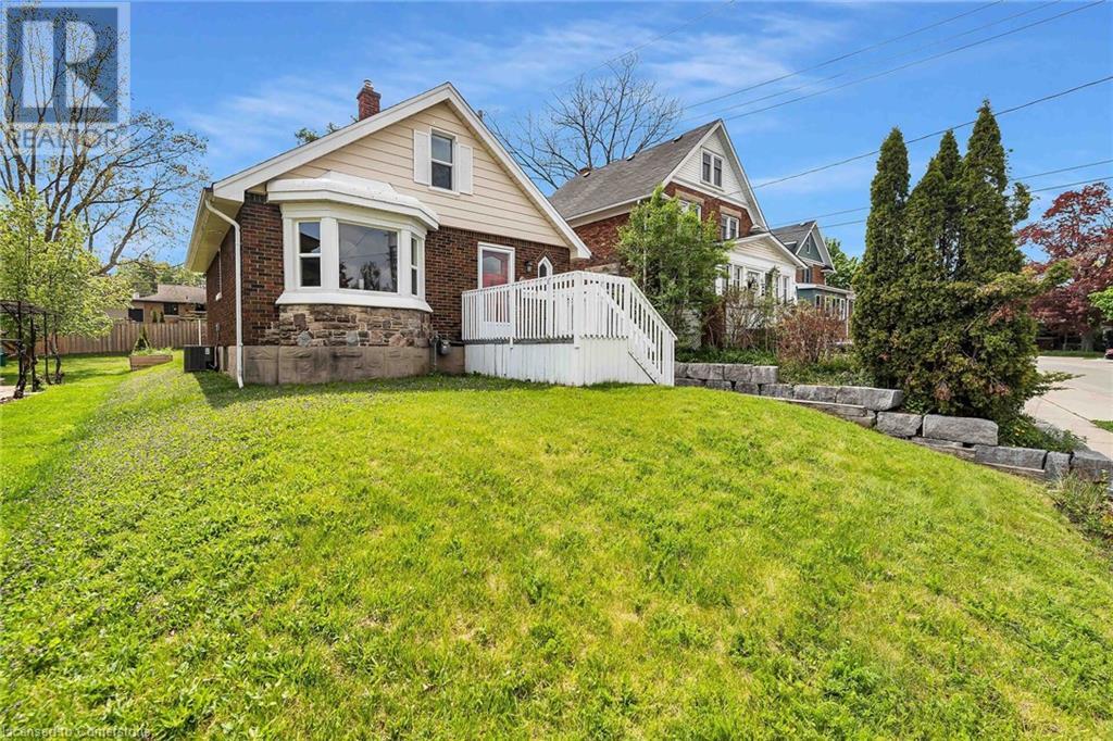 11 SPADINA Road E