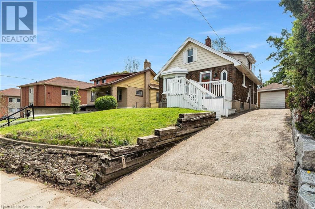 11 SPADINA Road E