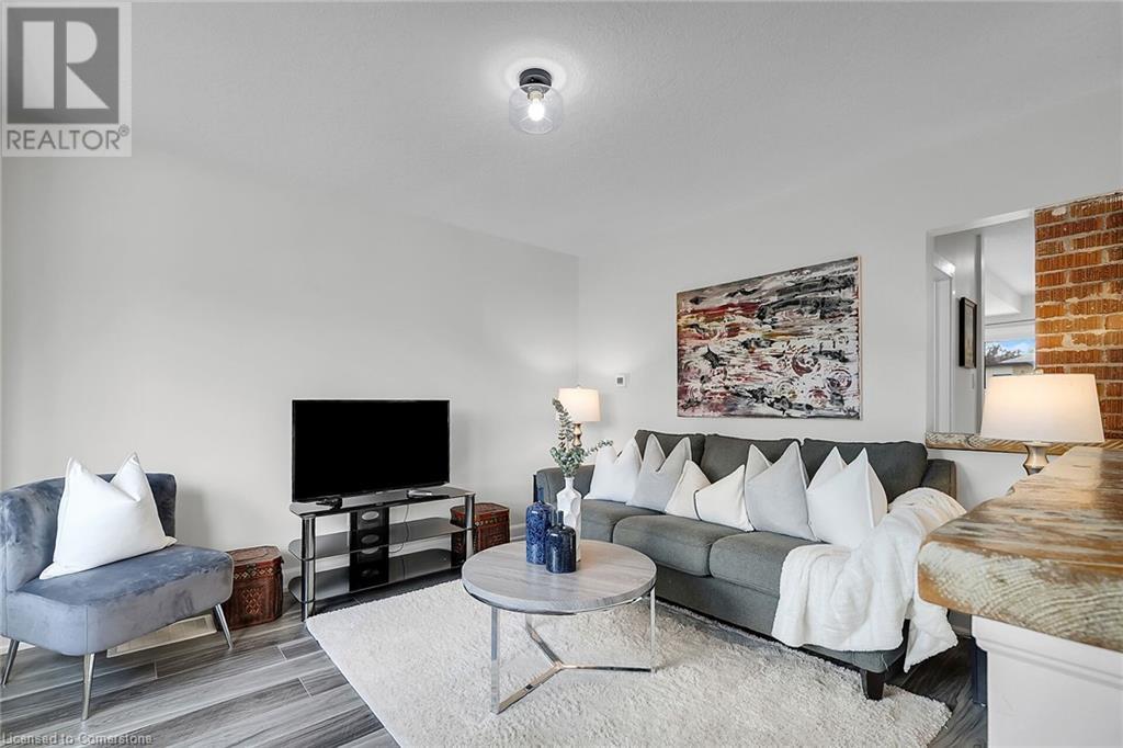 11 SPADINA Road E