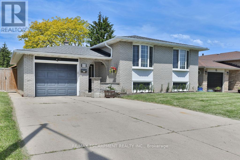11 LYNWOOD DRIVE