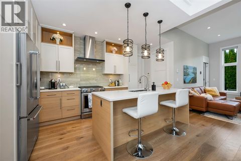 8043 Huckleberry Crt Central Saanich BC V8M1K1