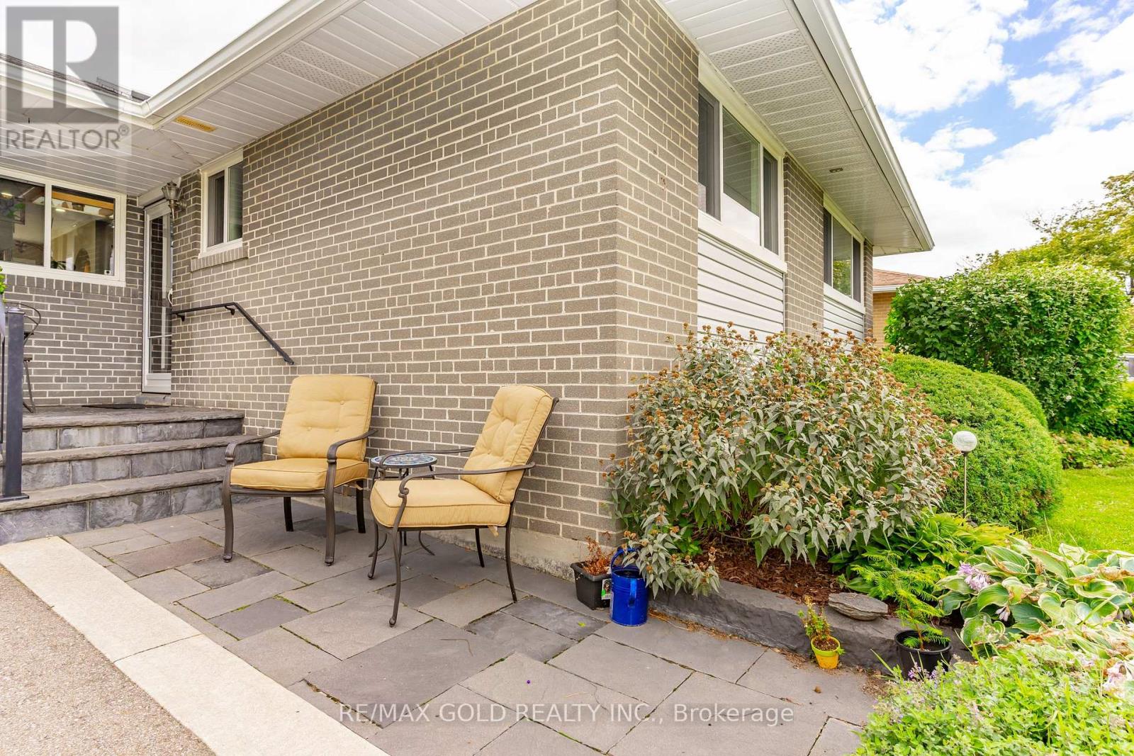 36 ALDERBURY CRESCENT