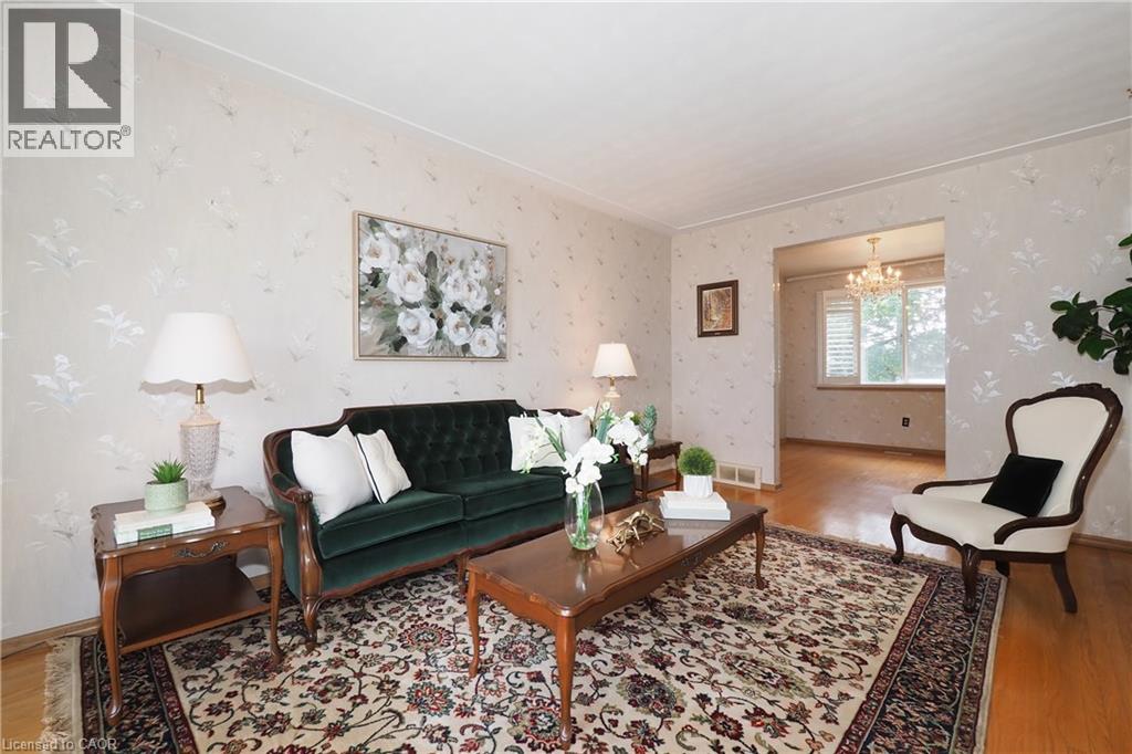 15 GILMOUR Crescent