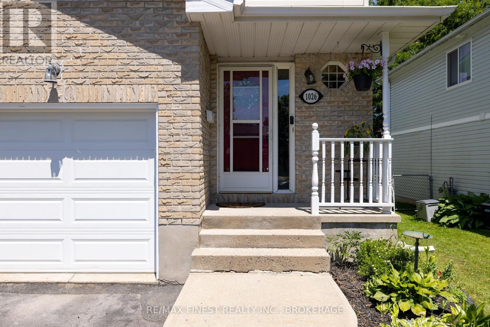 1026 WATERBURY CRESCENT