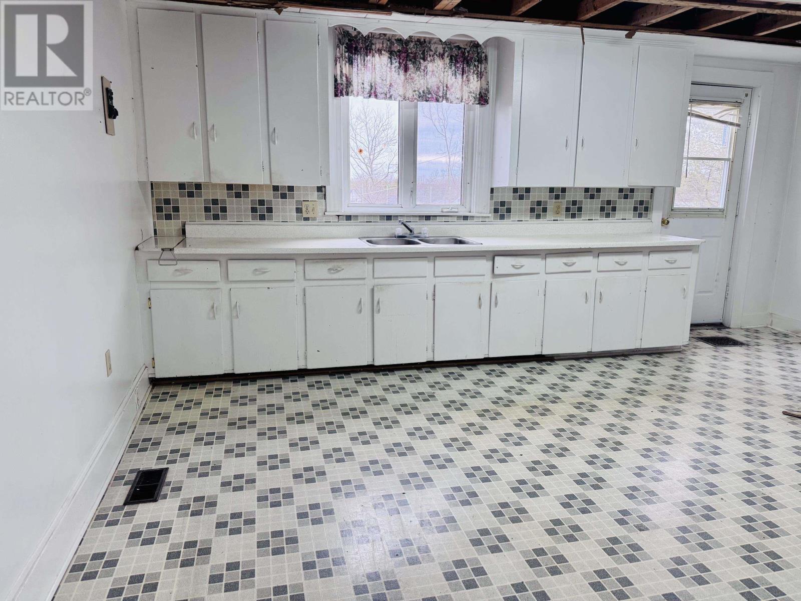 18 Willow Street - Photo 4