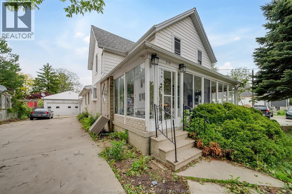 Photo 1 of 46 — 219 INSHES, Chatham, ON N7M2Z5