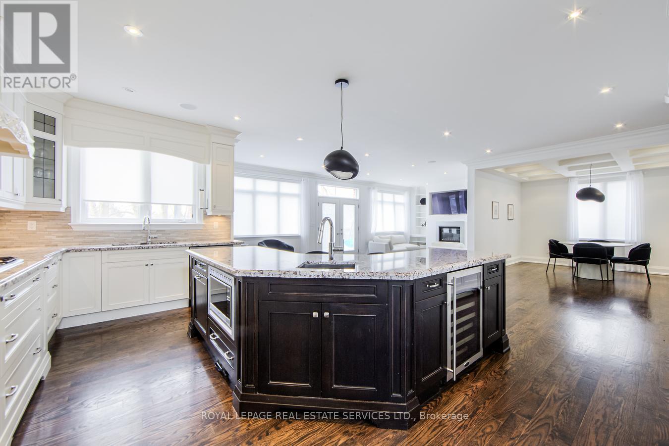 21A ROYCREST AVENUE