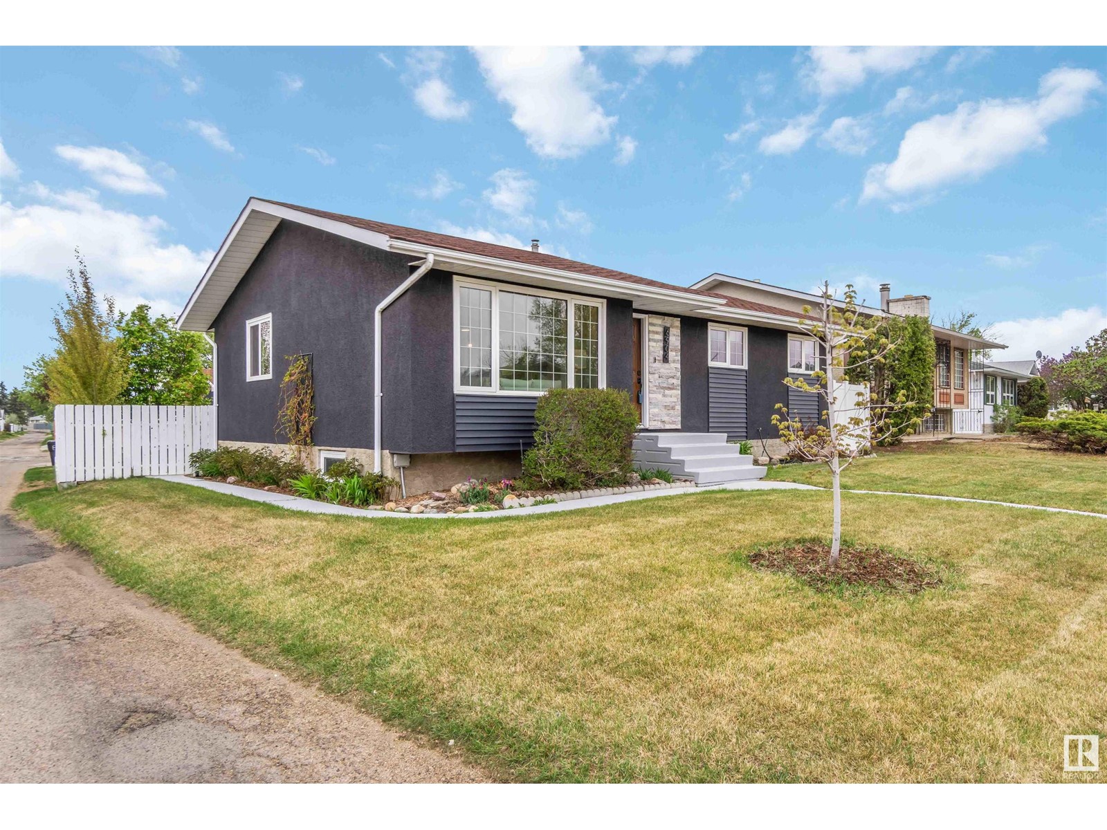 6904 39 AV NW