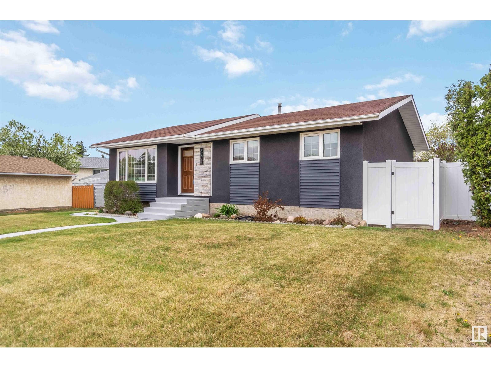 6904 39 AV NW