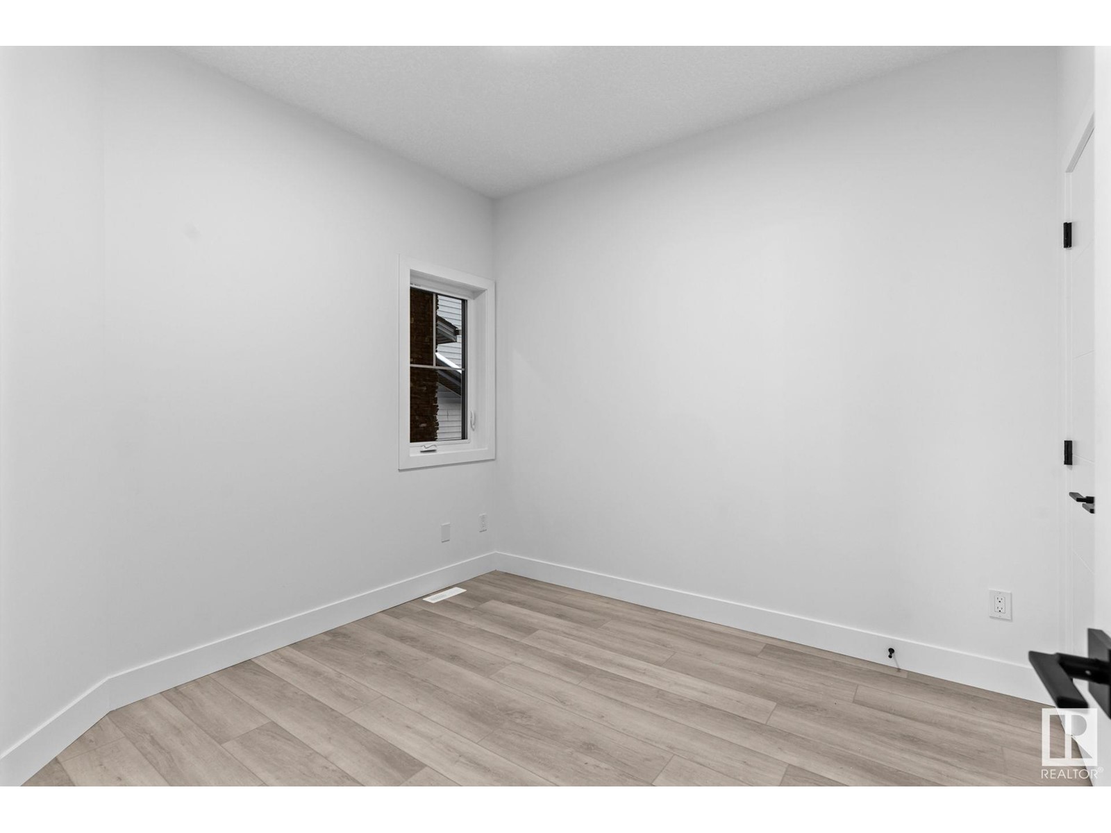 8724 181 AV NW